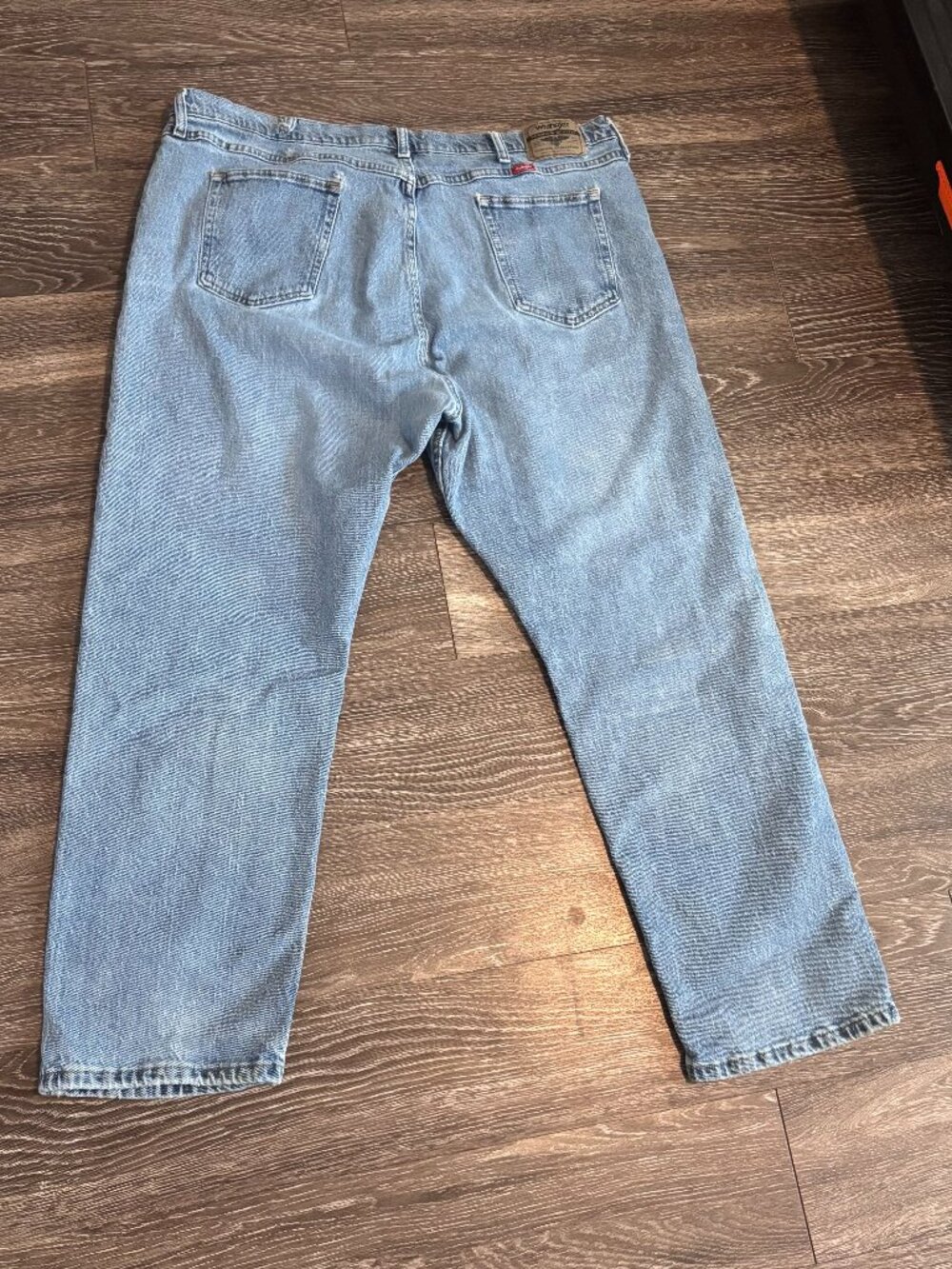 Wrangler Relaxed Fit Jeans Men’s 44x30 Light Wash Vintage Distressed Denim - Picture 5 of 7